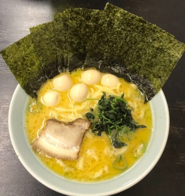のりとうずらの卵がのった家系ラーメン